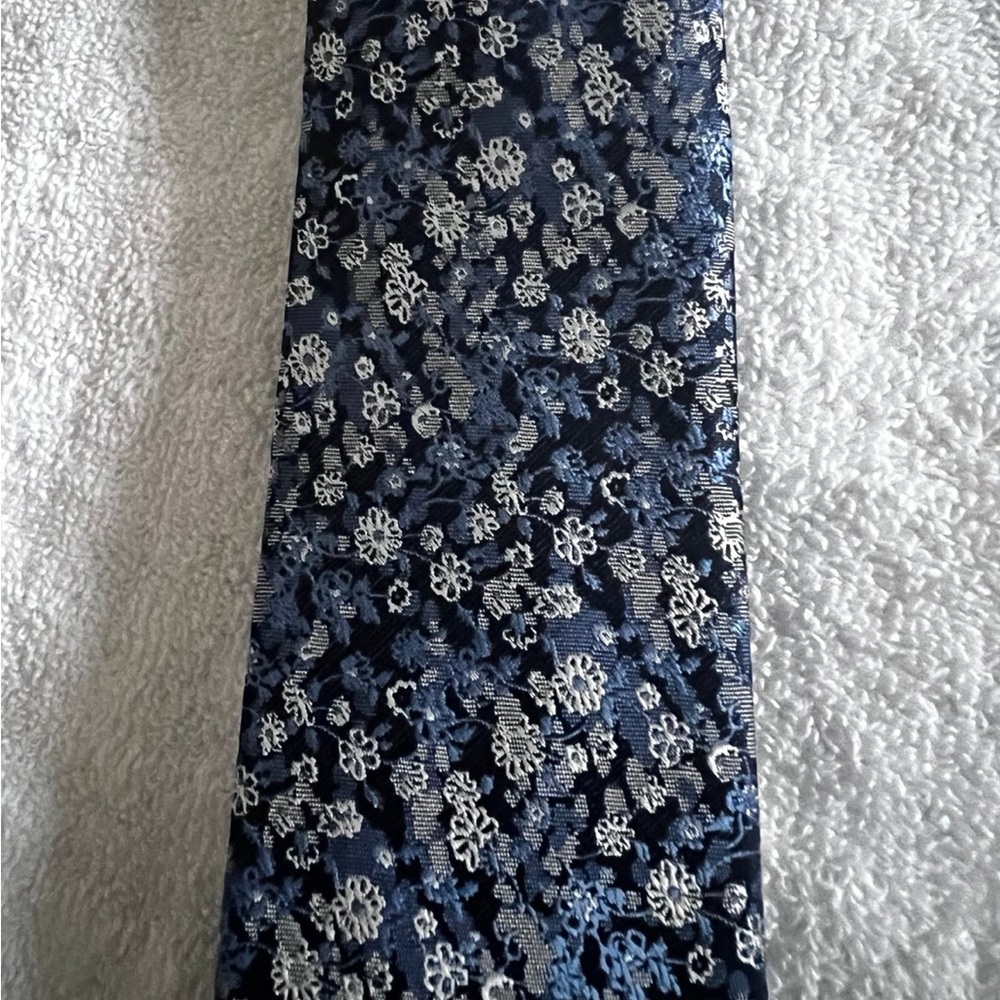 Men’s blue floral tie